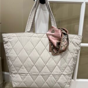 NEW VERA BRADLEY Elegant Quilted Travel Bag